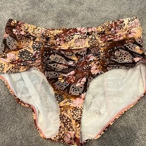 Women’s plus size Torrid size 4 , high waisted swim bottoms with full coverage